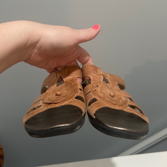 CLARKS Bendables Leather Wedge Sandals tan color Women's Sz 10M adorable flower - Picture 5 of 16